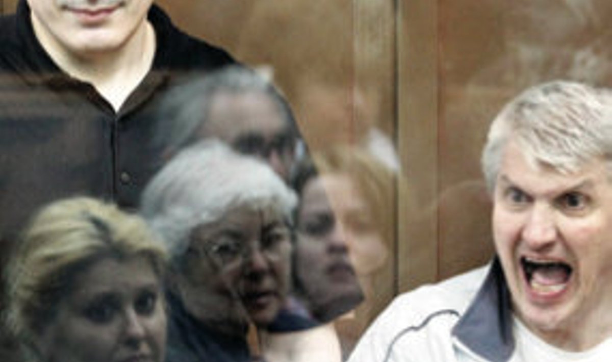 Hodorkovski ja Lebedev kohtus, klaasil peegeldumas lähedased