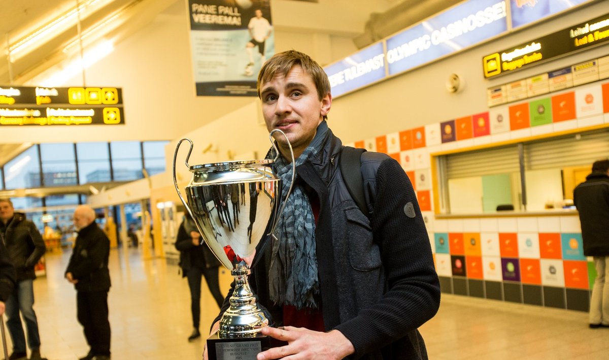 Nikolai Novosjolov naasis Budapesti GP-etapilt võidu ja kauni karikaga.