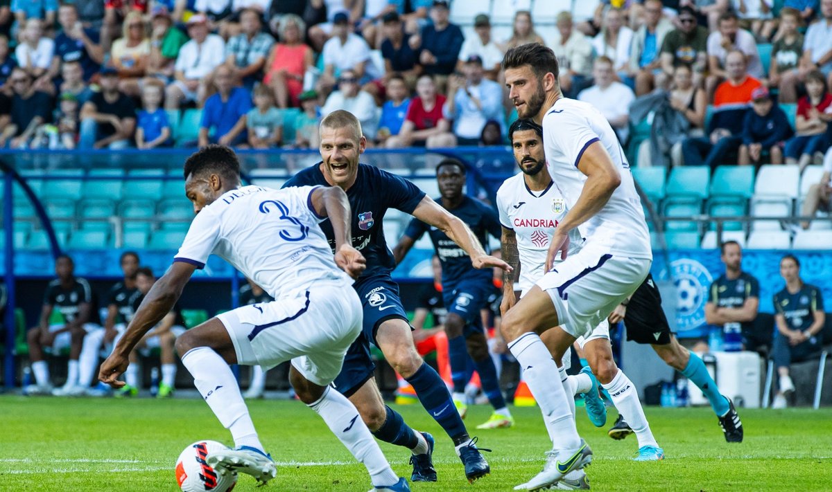 Paide Linnameeskond (sinises) vs Brüsseli Anderlecht.