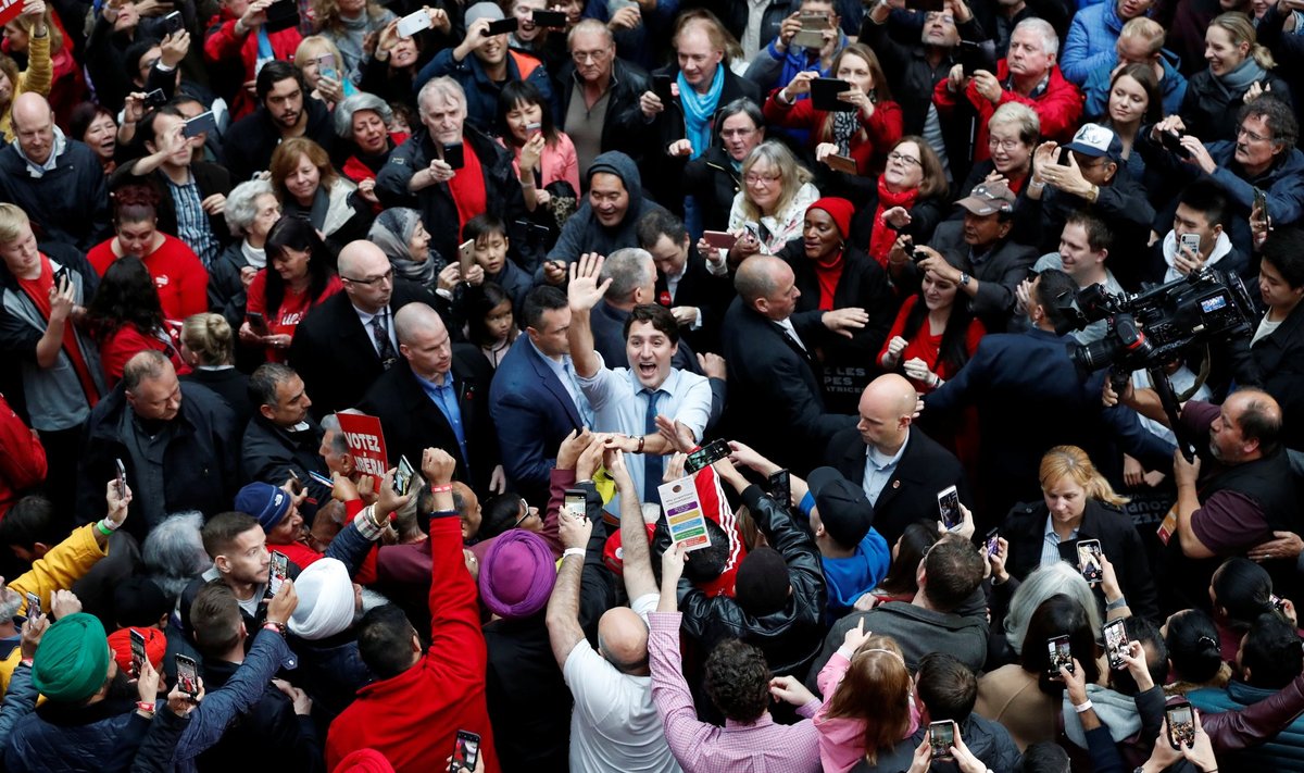 Kanada senine peaminister Justin Trudeau (keskel valges särgis) möödunud nädala lõpus Vancouveris valimiskampaaniaüritusel.