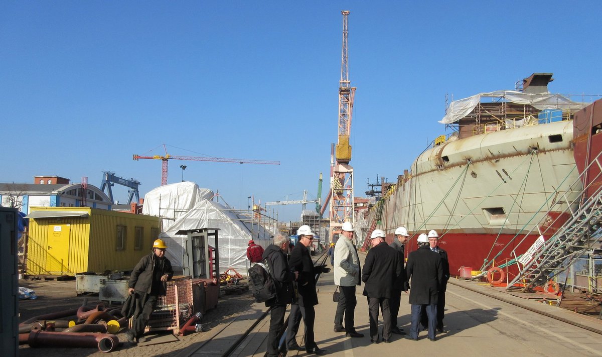 Allan Kiil (keskel heledas) on sel fotol veel vaba mees. Tänavu veebruaris külastasid Tallinna Sadama esindajad Remontowa laevatehast.