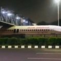 Самолет застрял под пешеходным мостом в Индии. Как он там оказался?