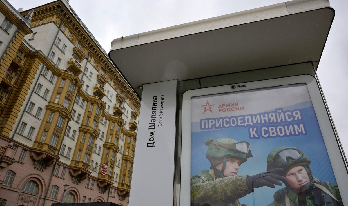 TEADE RAHVALE: Otse Ameerika suursaatkonna juures Moskvas kutsuvad bussipeatuse plakatid üles, et tulge Vene armeesse sõdima. Pildil on USA saatkonna „vana“ hoone, millele lisaks on kaugemale rajatud uus peamaja