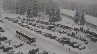 ФОТО | В Нарве на погранпереходе снова большие очереди. Все — из-за предстоящих праздников