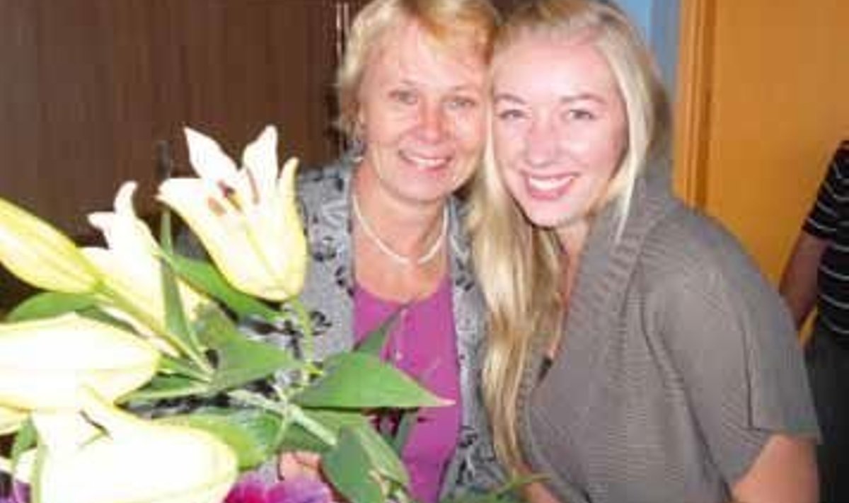 Õpilane ja õpetaja. Janne Karits alustas kooliteed Uhna põhikoolis just õpetaja Malle Tiinase käe all ning lõpetas selle kiitusega 2004. aasta kevadel.