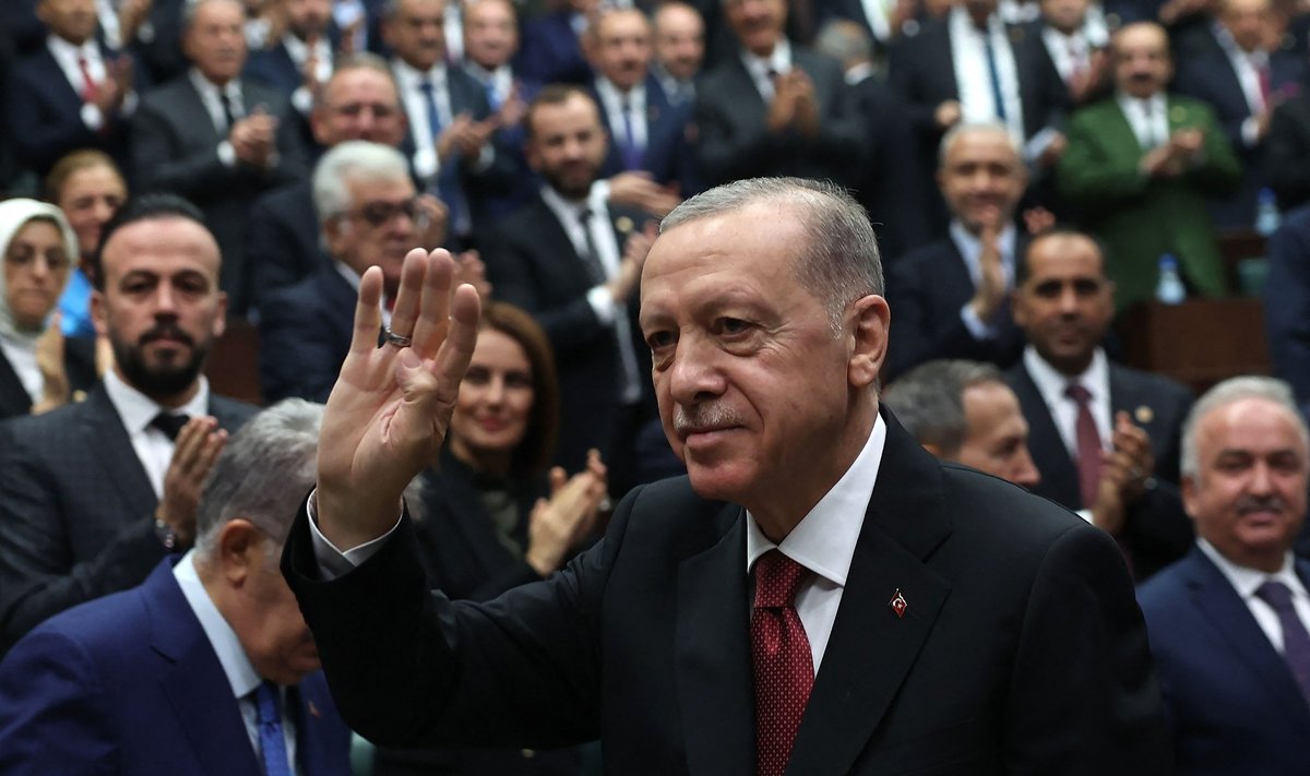 Recep Tayyip Erdoğan saatis Rootsi liitumisavalduse ametlikult Türgi parlamenti, kuid kontrollib toimuvat.