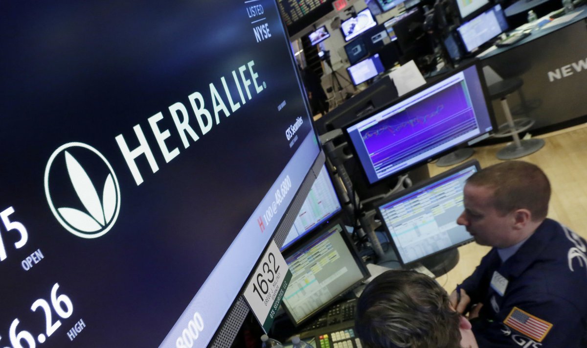 New Yorgi börsimaaklerid, esiplaanil ekraan Herbalife'i aktsia kursiga.