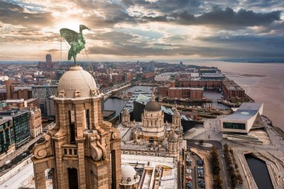 Esiplaanil The Royal Liver Building, taamal vasakul Liverpooli katedraal.
