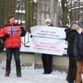 DELFI FOTOD JA VIDEO: Kremli-meelsed kogunesid Toompeale protestima "kuritegeliku laste eemaldamise vastu peredest"