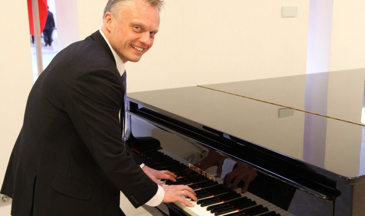 Имре Соояэре играет на фортепьяно Estonia в здании Совета федерации
