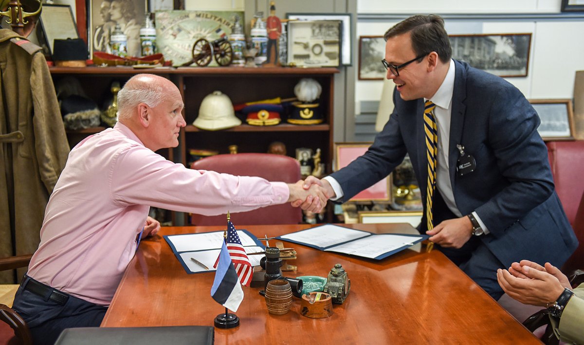 USA abikaitseminister Jim Townsend (vasakul) ja Eesti suursaadik Ameerika Ühendriikides Eerik Marmei allkirjastasid eile Pentagonis kahe riigi vahelise kaitsealase teadus- ja arenduslepingu.