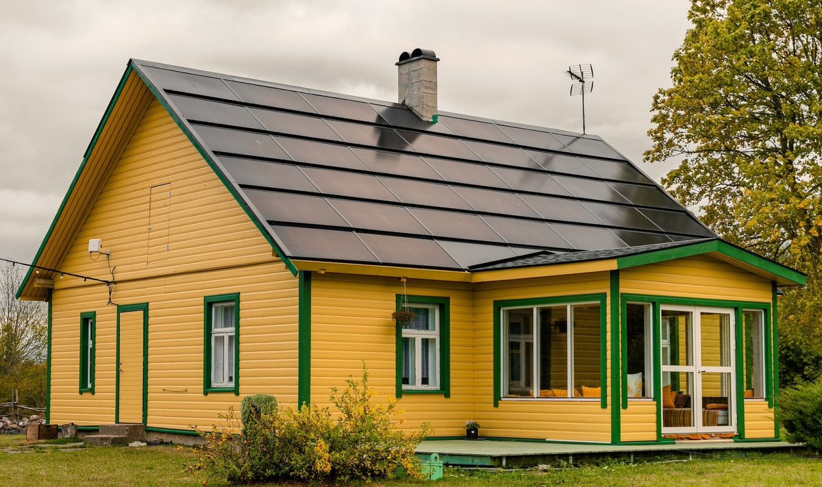 Eramajale paigaldatud Eestis toodetud päikesekatus.