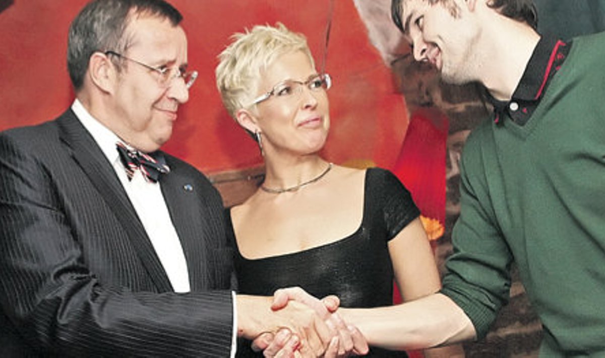 Toomas Hendrik ja Evelin Ilves tulid paari aasta eest Juuksuris lavale Vaiko Eplikku esinemise eest kättpidi tänama.