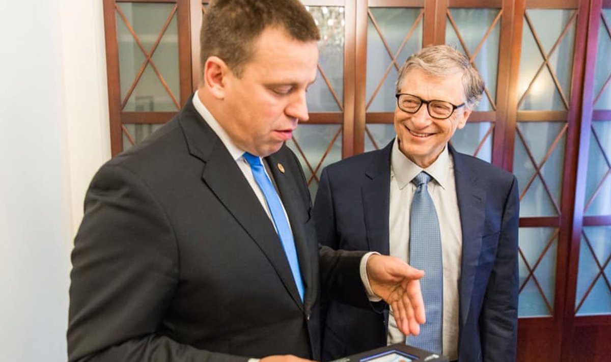 Peaminister Jüri Ratas andis e-residendi tunnistuse Microsofti asutajale Bill Gatesile tänavu oktoobris Brüsselis.
