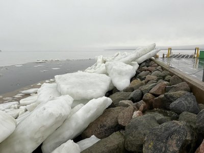 Ледяные глыбы в порту на острове Сааремаа.