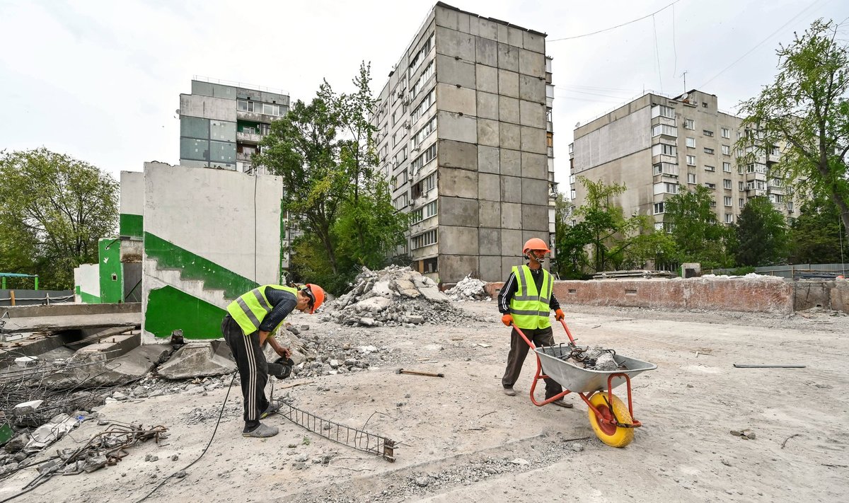Rekonstrueerimistööd Zaporižžjas, kus Vene raketilöögis sai kannatada kaks mitmekorruselist maja. Foto tehtud 18. aprillil 2024.