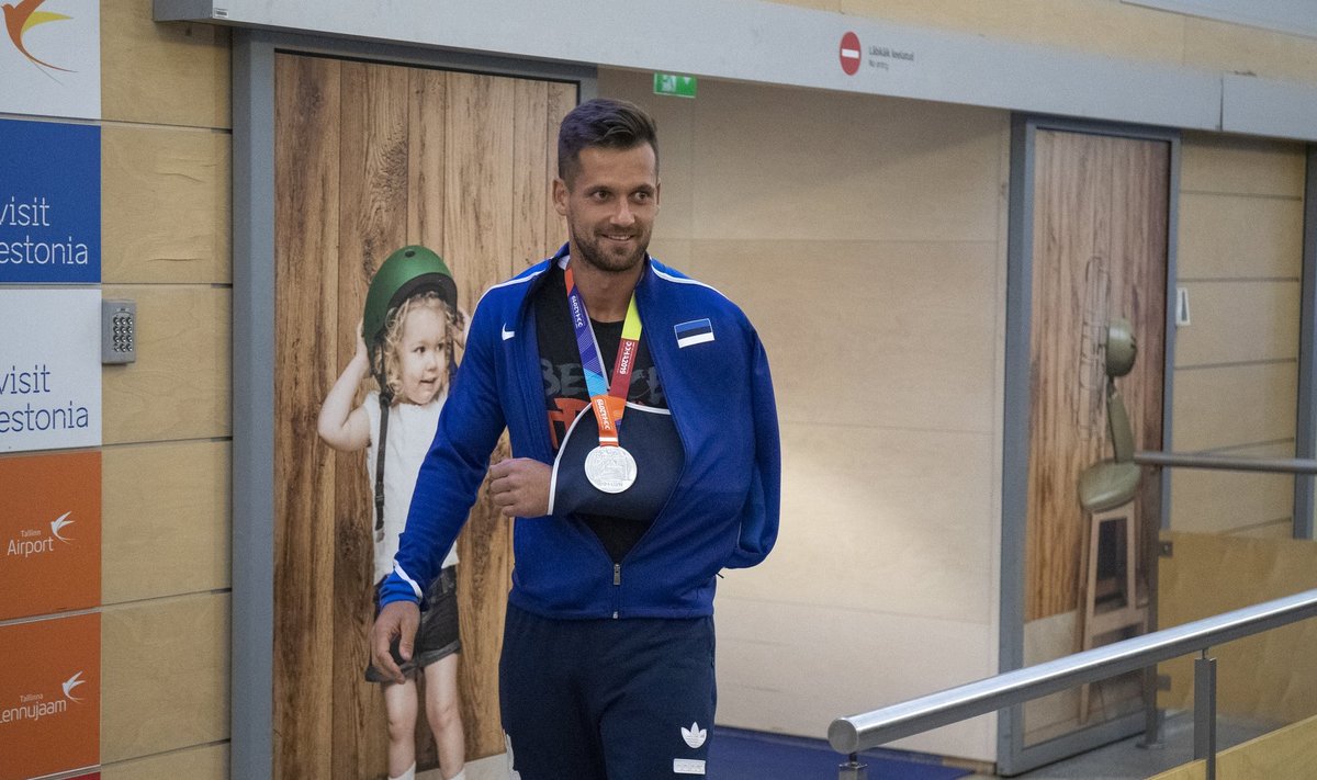 Medalimees Magnus Kirt saabus Dohast ja võeti lennujaamas pidulikult vastu.