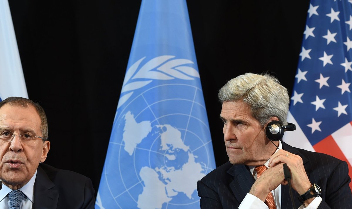 Äsja Süüria vaherahu saabumise välja kuulutanud USA välisminister John Kerry (paremal) kuulas, kuidas Vene kolleeg Sergei Lavrov rääkis paberite täitmisest.
