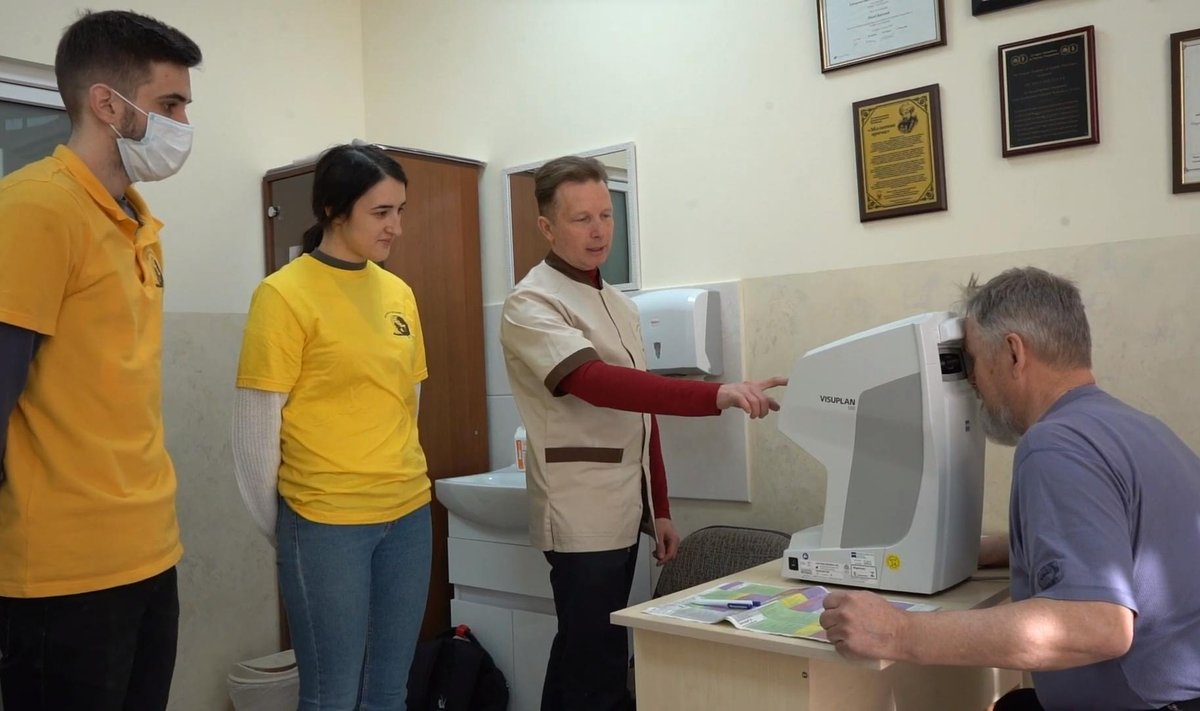 Ukraina perearst Pavlo Kolesnyk (keskel) Interfamily kliinikus.