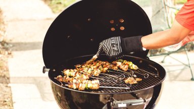 NIPP | Kodused vahendid, mille abil saad grilli külge kõrbenud toidujäägid kiiresti ja efektiivselt eemaldada
