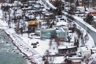 Tšuletsi mitu miljonit eurot väärt villal Viimsis on nüüd uus vähetuntud omanik, aga transiidiärimees saab seal surmani edasi elada.