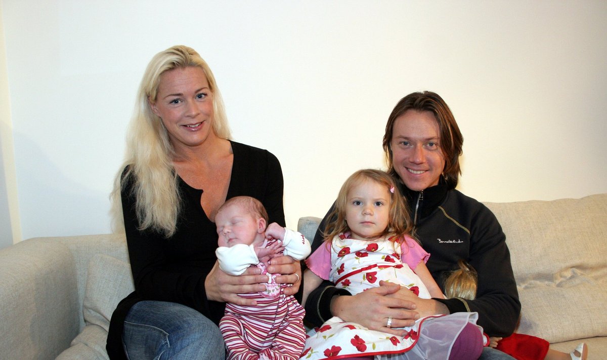 2005: Malena Ernman ja abikaasa Svante Thunberg tütarde Greta ja Beataga.