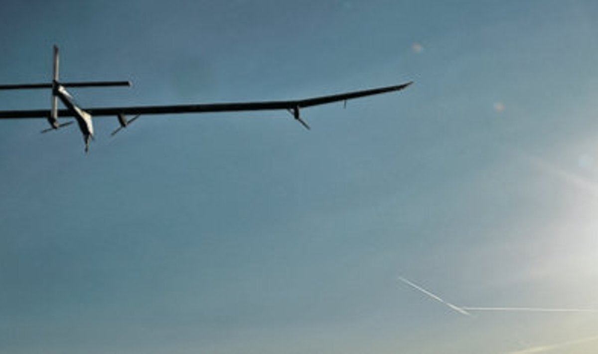 Vaid päikeseenergiaga töötav lennuk Solar Impulse suudab lennata piloodi juhtimisel ühtejutti 26 tundi, laadides päeval pimeduslennu tarbeks pardal olevaid akusid.