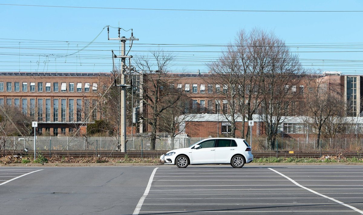 Üksik auto Volkswageni tehases Wolfsburgis, kus tehas on määramata ajaks suletud.