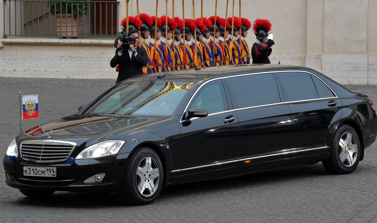 Putin eelistas aastaid sõita just Mercedes-Maybachi Pullmann Guardi soomustatud erilimusiiniga, nagu on näha ka sellelt Vatikani visiidi jäädvustuselt 2015. aastast. 2018. aastast on ta enamasti kasutanud Venemaal toodetud Aurus Senatit.