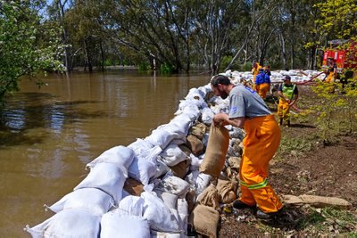 Echuca inimesed ehitavad liivakottidest barrikaade, et valmistuda edasisteks üleujutusteks.