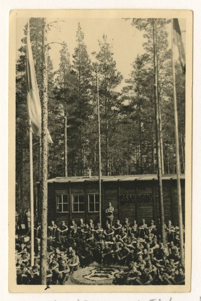 Soomepoisid Jalgala laagris 1943.a. Keskel Eesti vapp