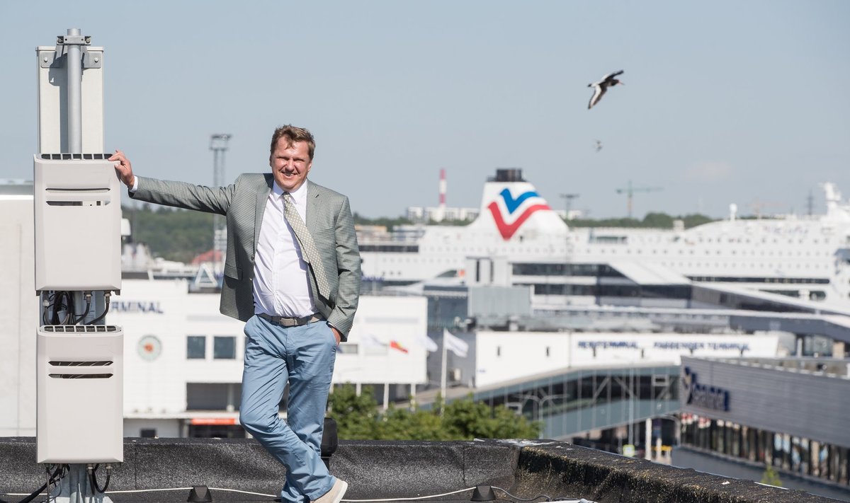 Ain Hanschmidt ei lase end pildistada sadamas Tallinki uhke parvlaeva taustal. „Aga lähme maja katusele,“ pakub ta. „Ma polegi seal ise käinud.“