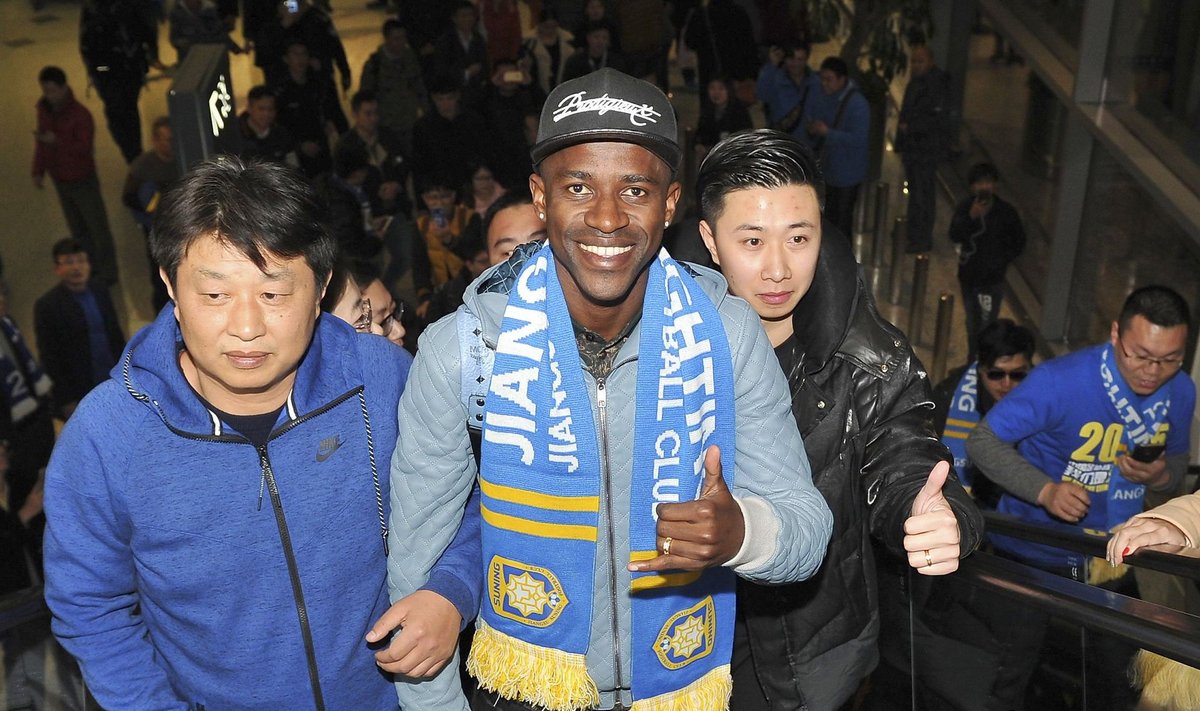 Chelseaga Euroopa tipus pallinud brasiillasest keskväljamees Ramires pani Jiangsu Suningi salli kaela kõigest 28 aasta vanuselt. Hiina liiga ei peibuta enam pelgalt kustuvaid tähti, vaid ka parimas mängijaeas tippjalgpallureid.