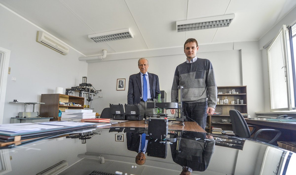 VÄÄRTUSLIK APARAAT: Hillar Aben (vasakul) ja Johan Anton oma tehnikaülikooli "garaažis" Glasstressi kallihinnalise polariskoobi taustal.