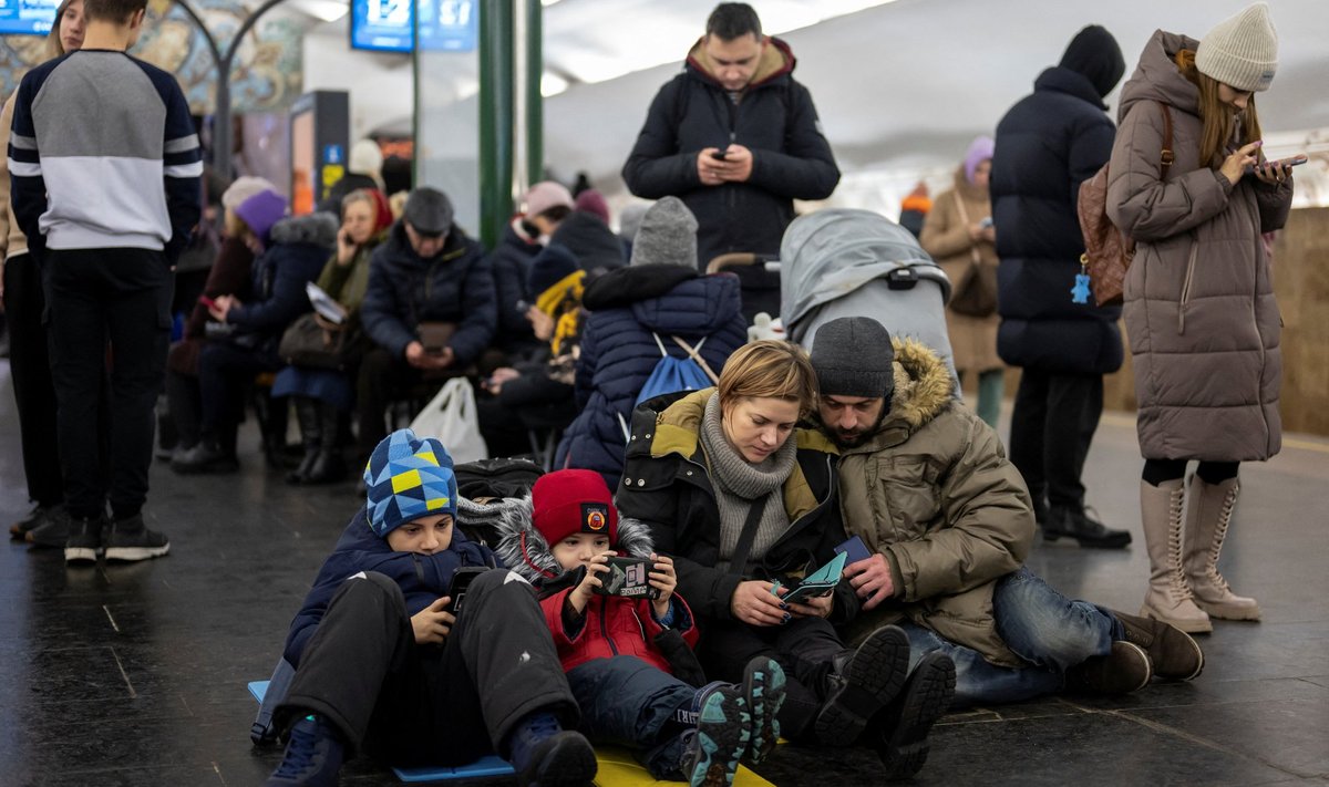 Inimesed Kiievi metroojaamas Venemaa raketirünnakute eest varjumas