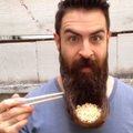 VIDEO: Söögi kõrvale mitte vaadata! Mees luristab habemest nuudleid