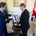 FOTOD LONDONIST: Taavi Rõivas kinkis Briti peaministrile sünnipäevaks Eesti koondise särgi