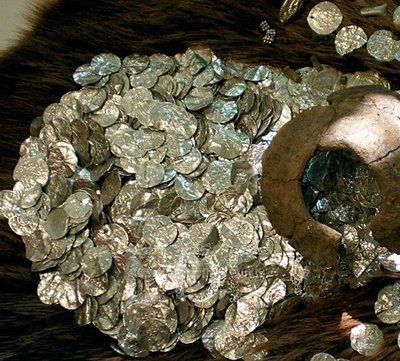 Viimane suurem aardeleid Raasiku vallast, ca 1800 hõbemünti on pärit klassikalisest viikingiajast. Foto: Neil Savi erakogust