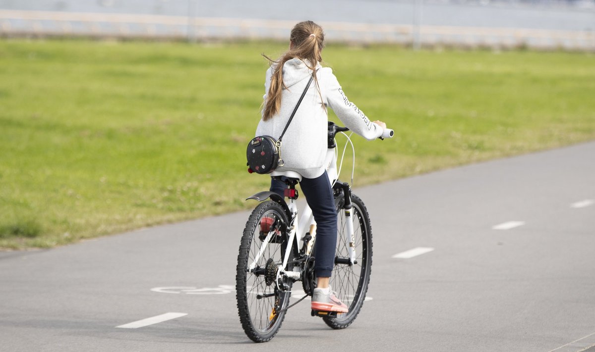 Tallinn loodab rattatoetusega suunata lapsi kooli väntama.