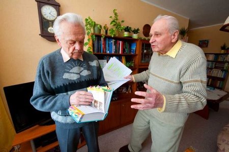 VIHASED VETERANID: Elutöö preemia saanud spordiajaloolased Juhan Maidlo ja Erlend Teemägi ütlevad, et spordiajalugu peab olema aus ja täpne, kuid Eesti Spordi Taskuentsüklopeedia seda pole.