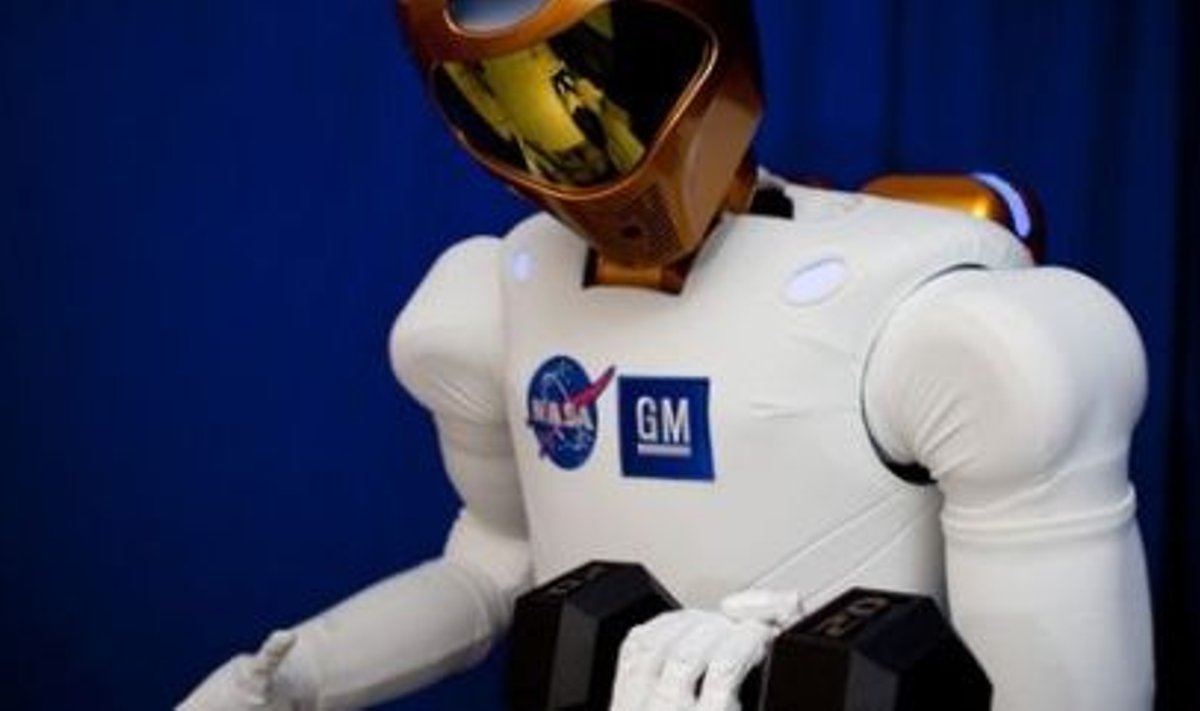 R2 humanoidrobotipoolikud kipuvad inimestelt argised kosmoseülesanded käest rabama