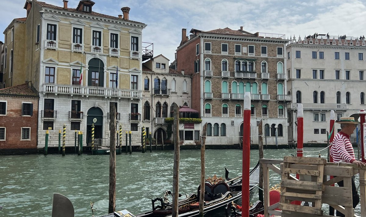 Gondlisõit on Veneetsias pigem turistide lõbustus, asjalikud käigud saab tehtud veebussi vaporetto’ga.