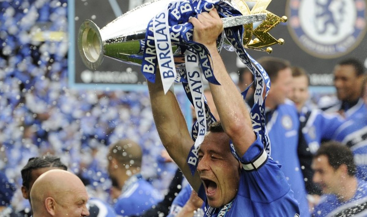 Chelsea's John Terry celebrates winning the English Premier League title with the trophy after defeating Wigan Athletic at the end of their English Premier League soccer match at Stamford Bridge, London, Sunday, May 9, 2010. (AP Photo/Tom Hevezi) ** NO INTERNET/MOBILE USAGE WITHOUT FOOTBALL ASSOCIATION PREMIER LEAGUE (FAPL) LICENCE - CALL +44 (0)20 7864 9121 or EMAIL info@football-dataco.com FOR DETAILS ** / SCANPIX Code: 436