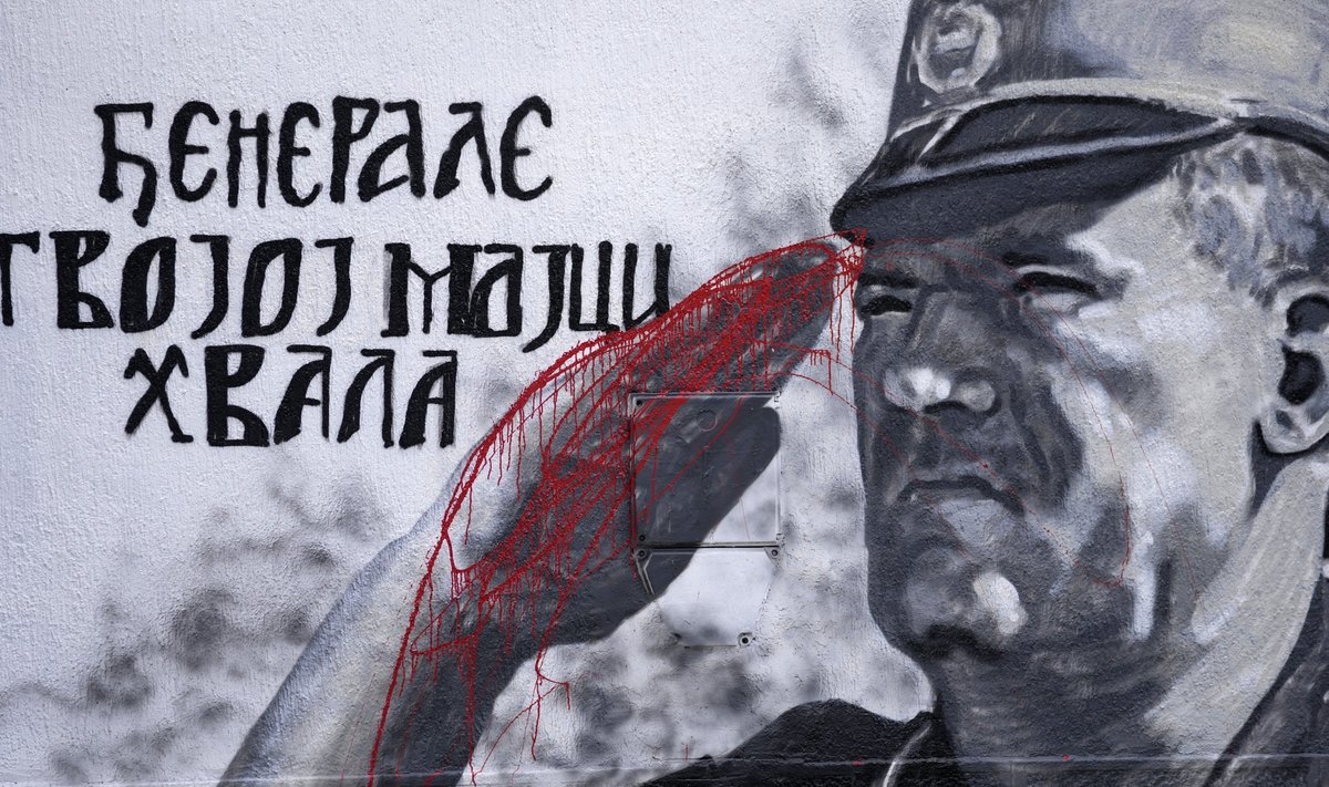 „Tänu kindralile sinu rahvalt,” kuulutab plakat Belgradis. Keegi on käe veriseks värvinud.