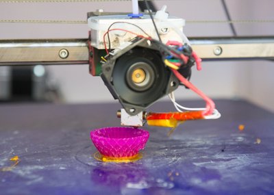 Miniatuurse vaasikese valmimiseks kulub EDM Machinery esimese prototüüp 3D printeriga natuke alla kahe tunni.
