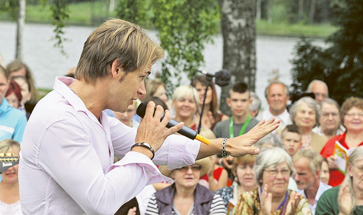Uku Suviste on lummanud Elvas publiku, teiste seas ka need laulusõbrad, kelle suved seisnevad salvestuselt salvestusele rändamises ning usinas rütmis kaasa plaksutamises. 