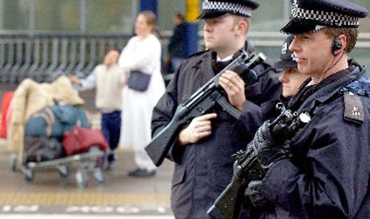 Relvastatud politseinikud Londoni Heathrow lennuväljal