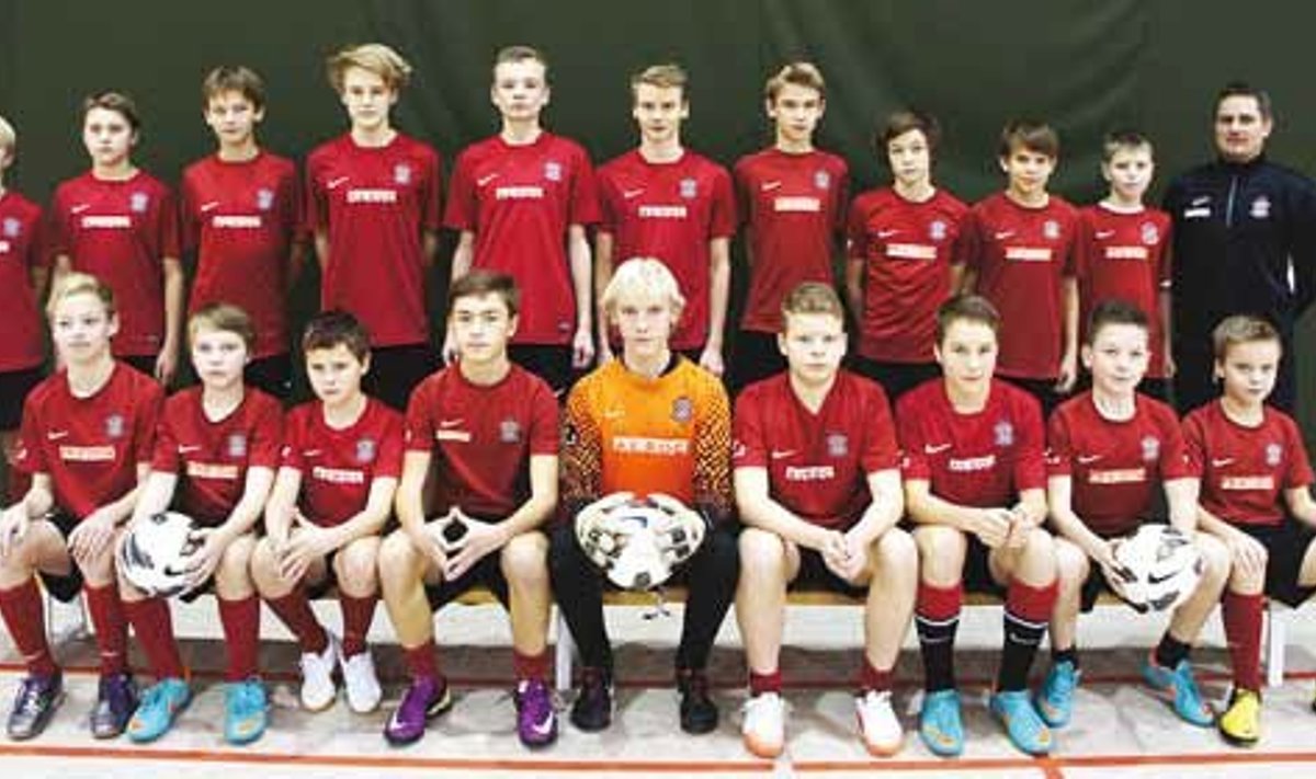 Martin Reimi Jalgpallikooli õpilased – 1999/2000 sündinud poisid koos treener Ivo Lehtmetsaga