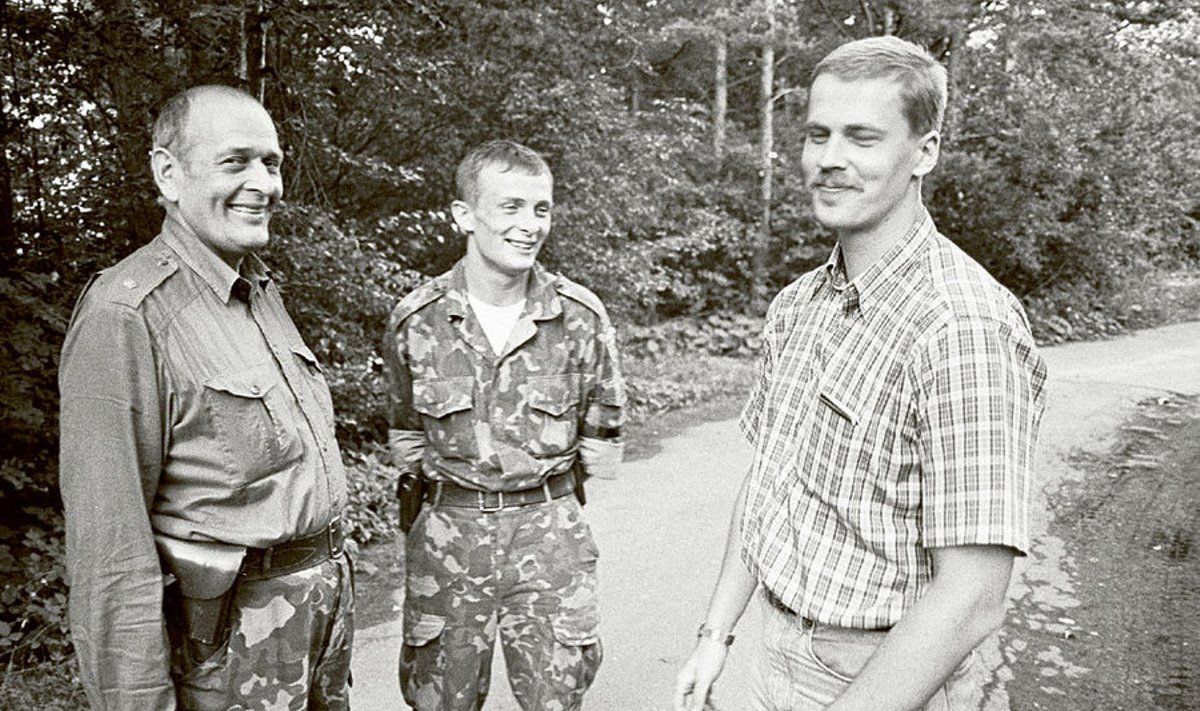 Pullapääl 31. juulil 1993. aastal: kompanii tagalaülem Jaak Mosin (vasakul), kõige kuulsam jääger Asso          Kommer ja Riho Ühtegi, kellest sama aasta sügisel sai jäägrikompanii komandör.