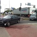 FOTOD: Soome numbrimärgiga auto tegi Ülemiste keskuse juures avarii